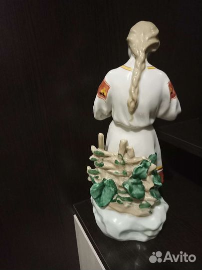 Статуэтка фарфор Девушка с цветком