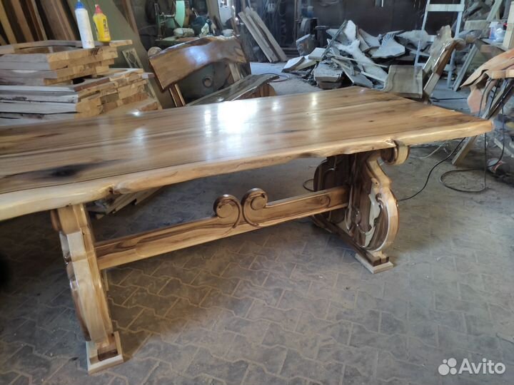 Стол и лавки