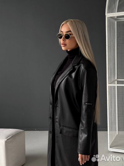 Крутой женский тренч Balenciaga (мода 2025)