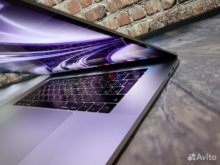 Apple MacBook Pro 15 i7 Сенсорный TouchBar