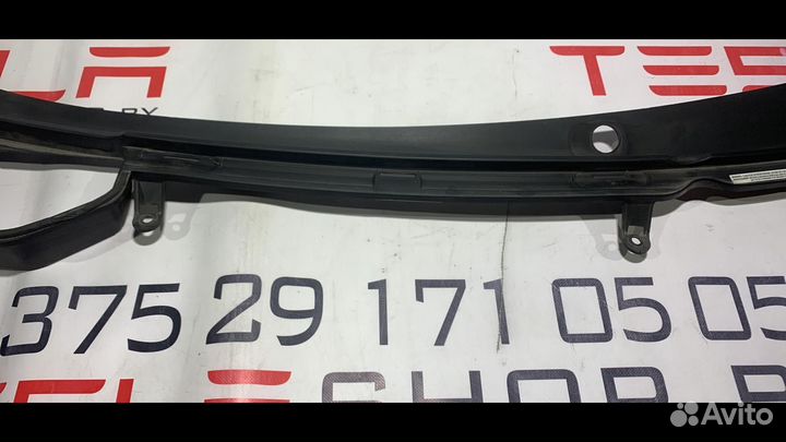 Подкапотная накладка стеклоочистителей Tesla