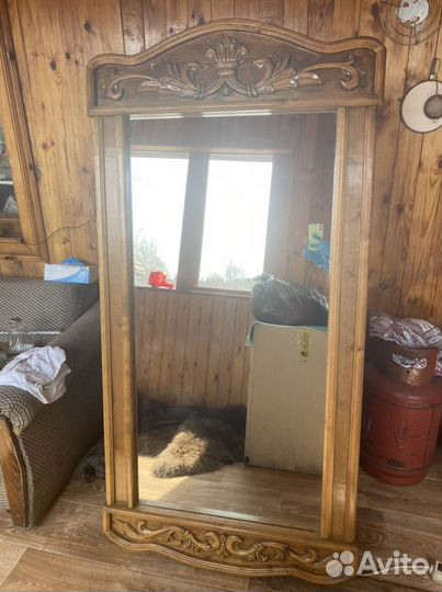Продам зеркало в резной рамке
