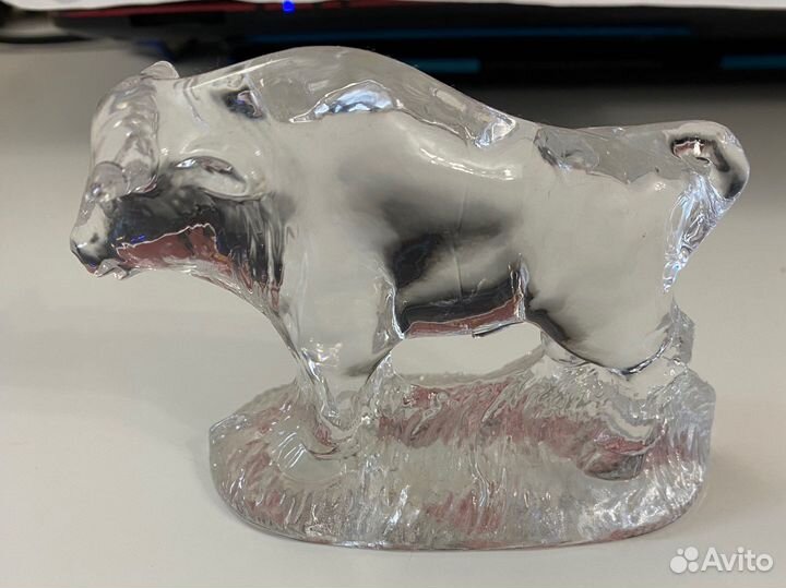 Хрустальная статуэтка быка