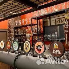 Продавец бармен разливного пива