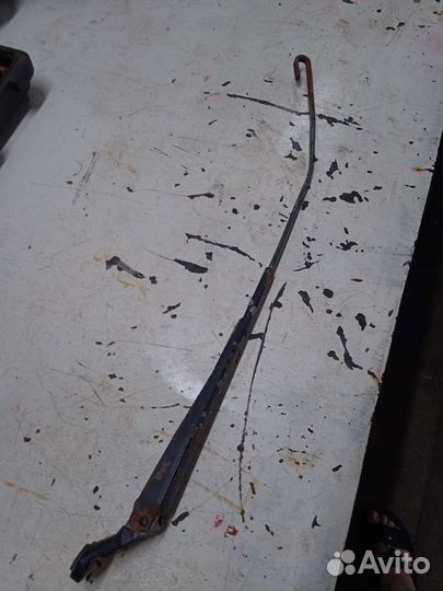 Поводок дворника левый Mercedes W638 Vito