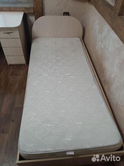 Кровать,стол,кровать