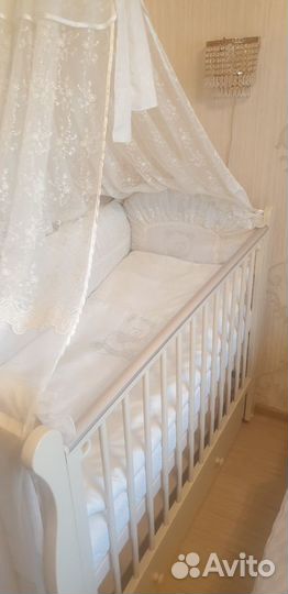 Детская кроватка с маятником и ящиком