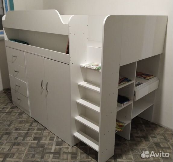 Кровать чердак со столом и шкафом