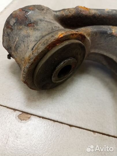 Рычаг передний левый нижний