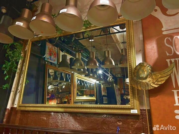 Большое зеркало в багетной раме