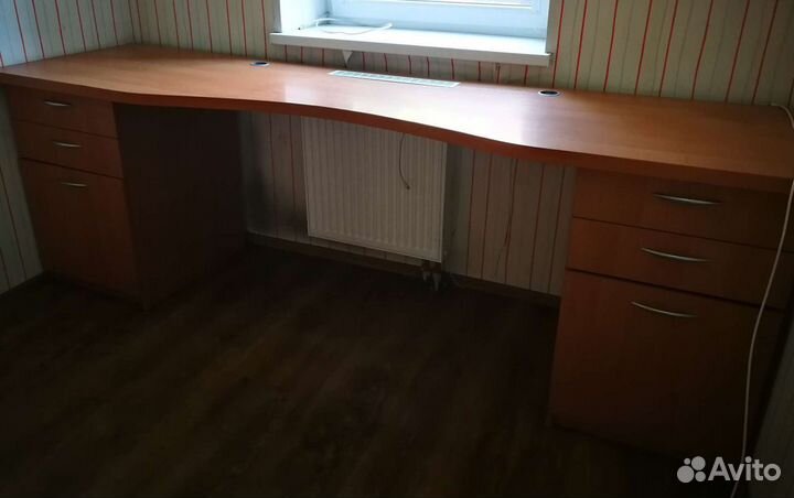 Стол для двоих с боковыми ящиками