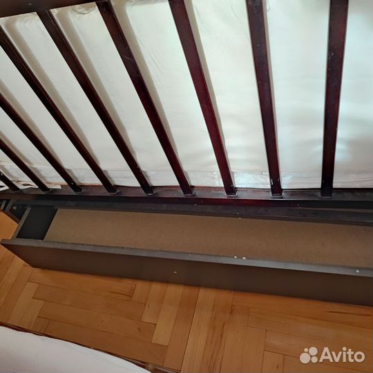 Детская кроватка с маятником и ящиком