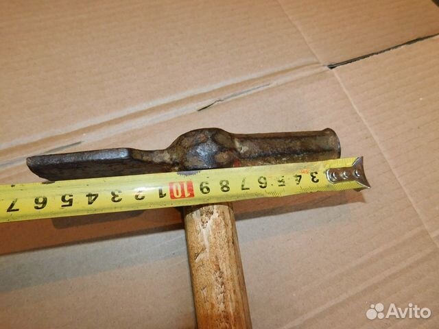 Старинная кирка-молоток инструмент печника-каменщи