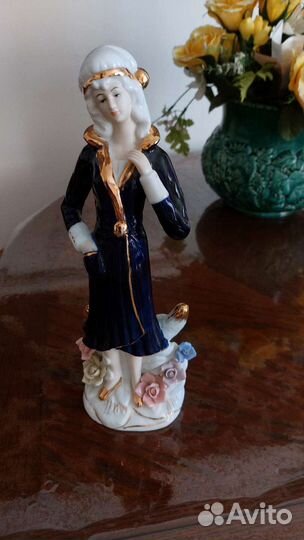 Статуэтка фарфор,30 см,в отличном состоянии