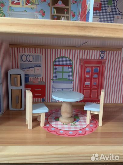 Кукольный домик с мебелью