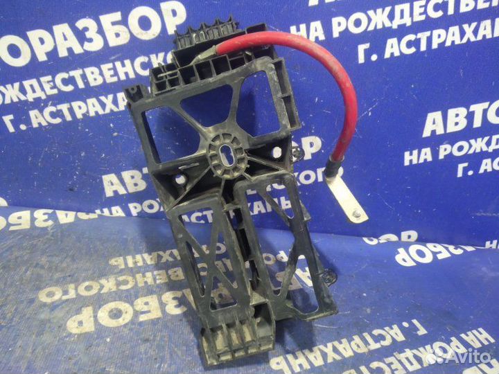 Блок предохранителей под капот Opel Astra H