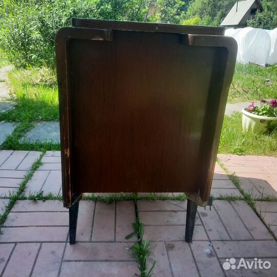 Проигрыватель винила с тумбой времен СССР