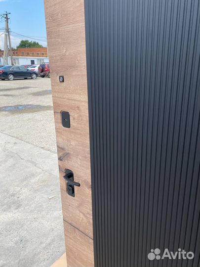 Дверь металлическая Luxor 2мдф Вертикаль Зеркало