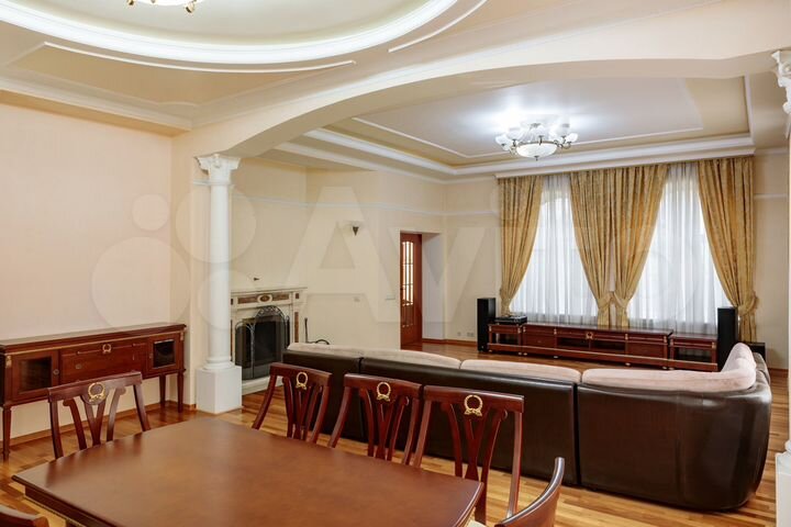 Дом 950 м² на участке 12 сот.