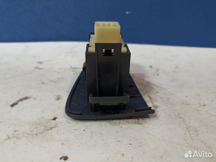 Кнопка стеклоподъемника задняя левая Toyota