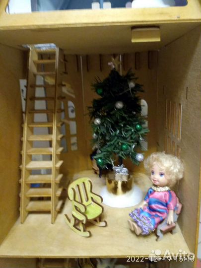 Домик кукольный с мебелью и куклами (разборный)