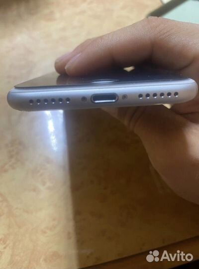 Телефон iPhone 8