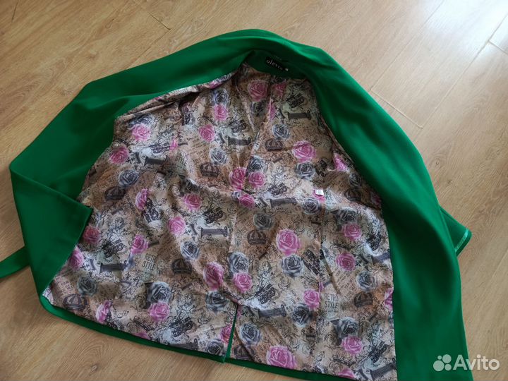 Пальто очень яркое в идеальном состоянии