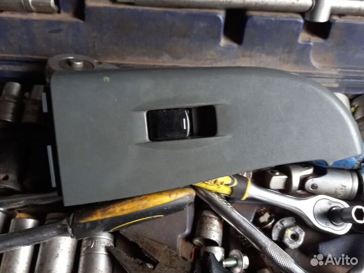 Кнопка стеклоподъемника передняя правая