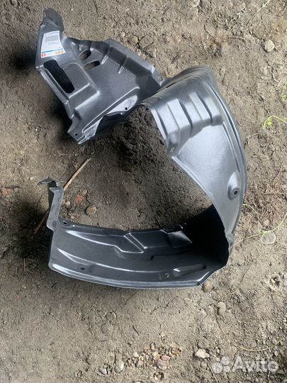 Подкрылок правый передний