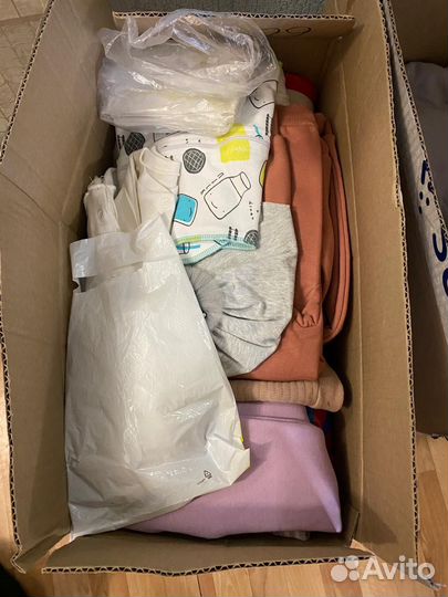 Две коробки с детскими вещами б/у