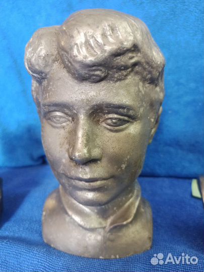 Бюст. Есенин