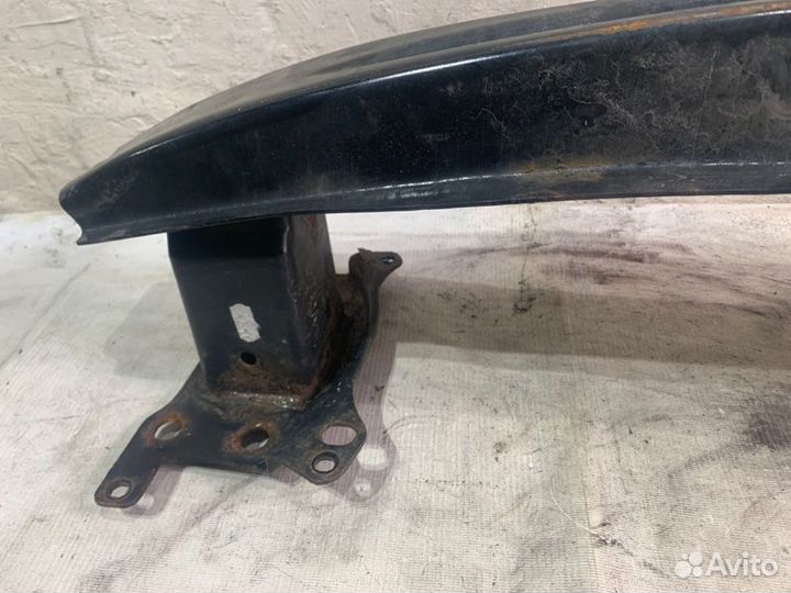 Усилитель переднего бампера Volkswagen Golf V 2003