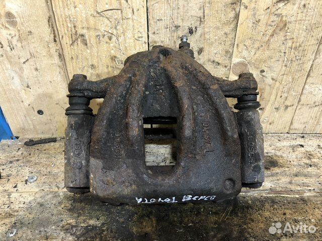 Суппорт передний левый Toyota Avensis 2, Verso