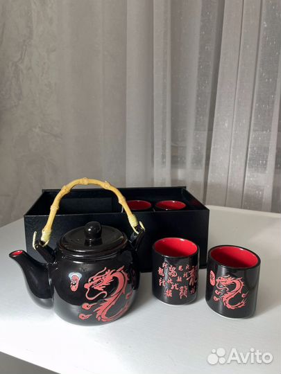 Заварочный чайник и чашки