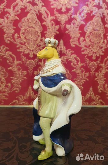 Статуэтка фарфоровая