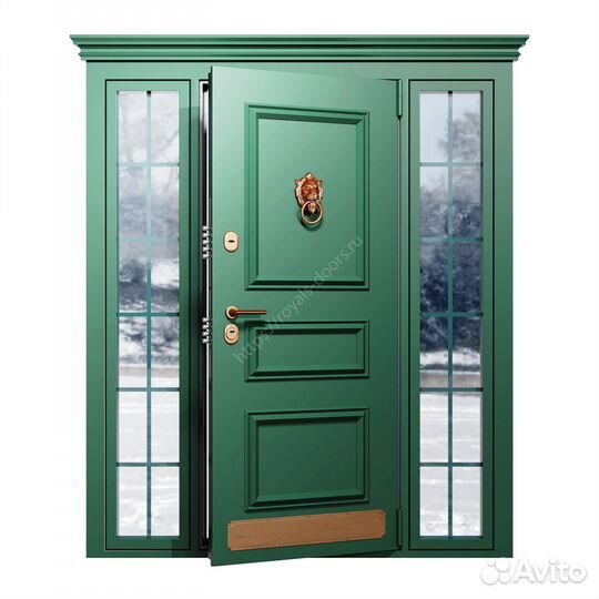 Парадная входная дверь в дом. Уличная дверь