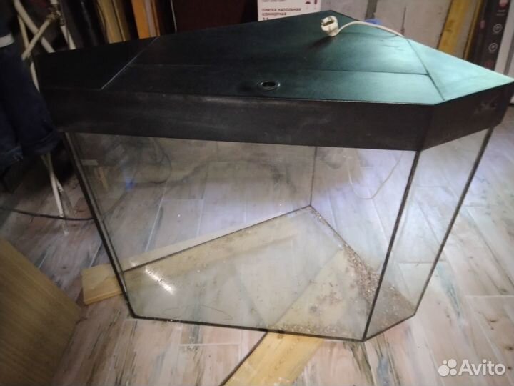 Большой угловой аквариум