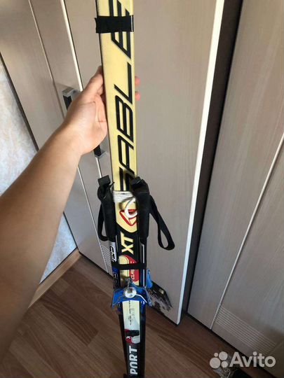 Лыжи с палками и ботинками