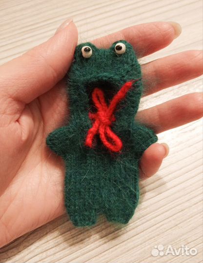 Игрушка вязаная собачка в костюме