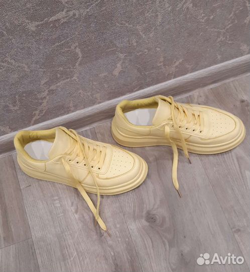 Кроссовки женские