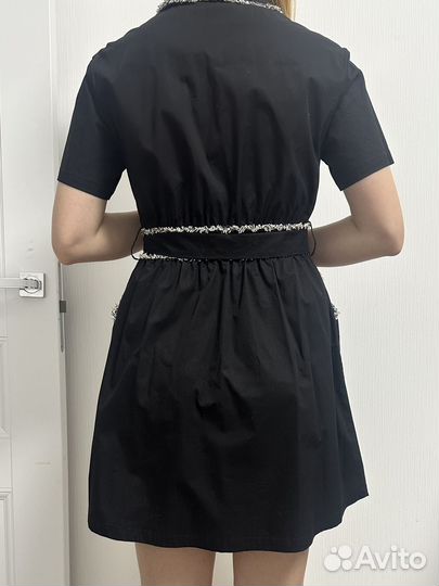 Черное платье с коротким рукавом