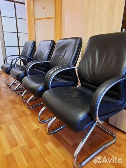 Офисное кожаное кресло