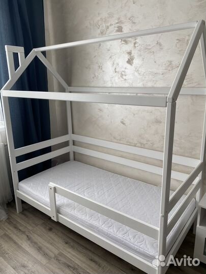 Детская кровать Домик с матрасом