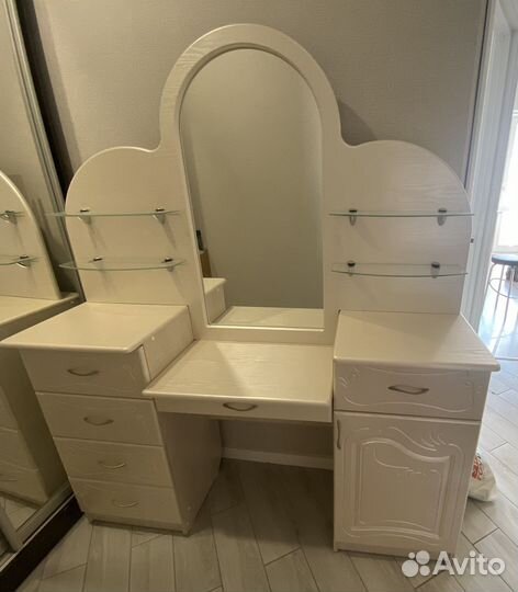 Туалетный столик трельяж