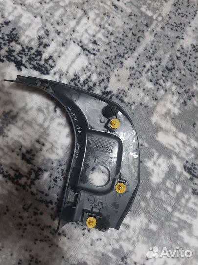 Нижняя накладка под торпедо для ручки капота