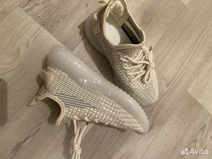 Кроссовки женские