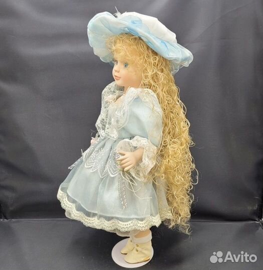 Кукла фарфор Девочка в голубом платье