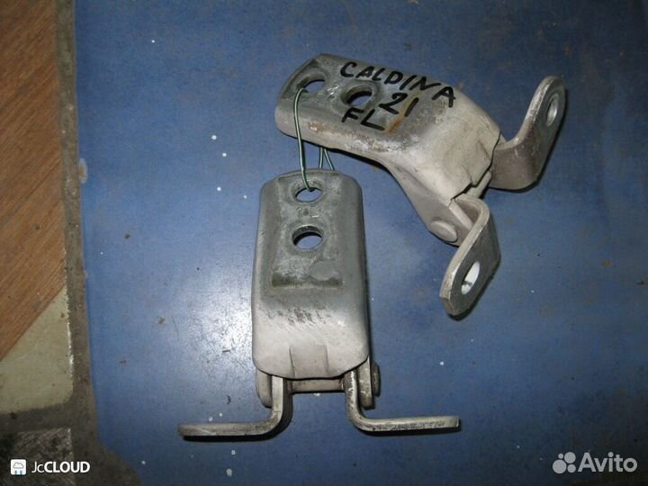 Петля дверная на toyota caldina ST210