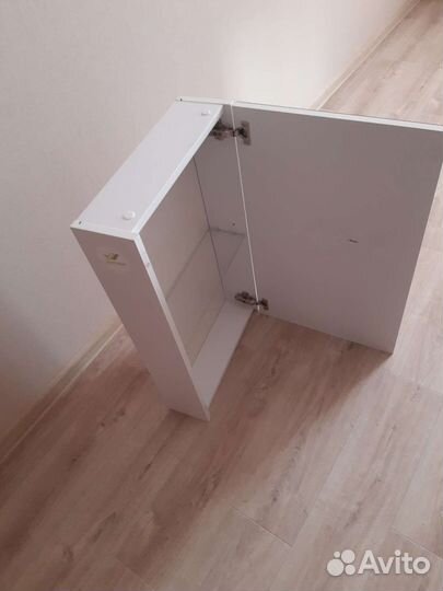 Полка навесная для ванной с зеркалом