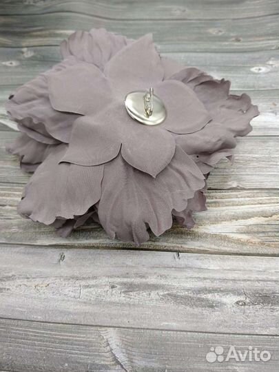 Брошь цветок из шелка